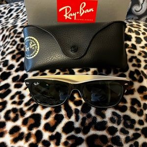 Rayban Wayfarer Black on Beige